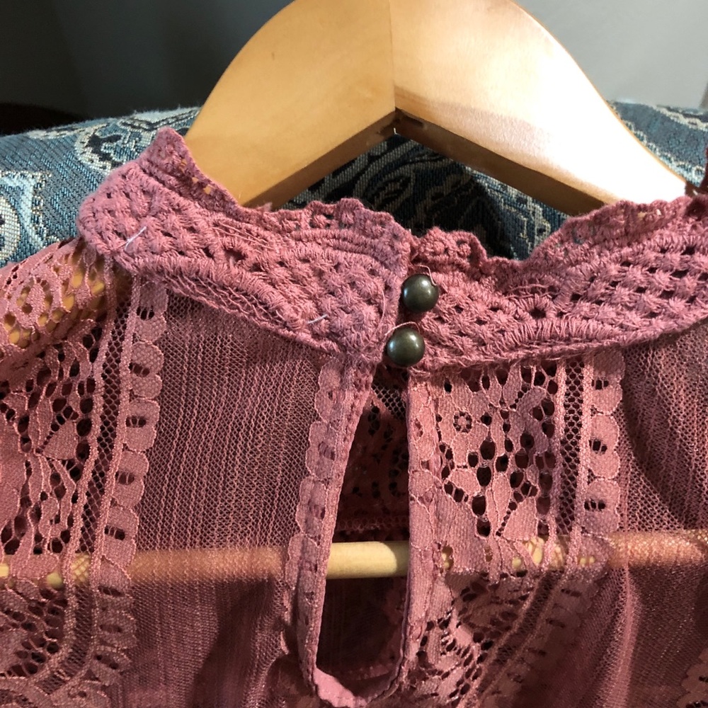 Gorgeous lace bell sleeve top with matching cami - Picture 4 of 5